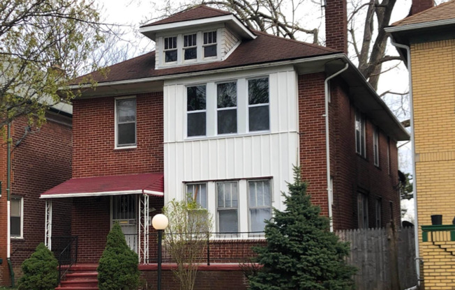 Perfect, first floor two bedroom flat great neighborhood