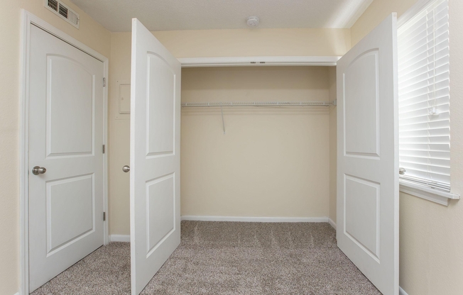 2 beds, 1 bath, 715 sqft, $918