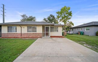 Beautiful 2-bedroom, 2-bathroom apartment, perfectly located in Cape Coral