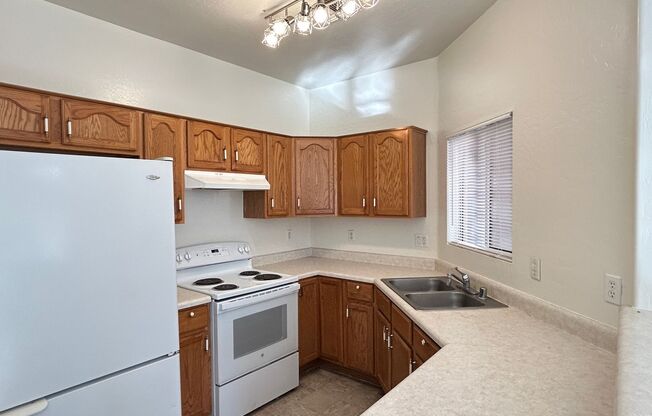 3 Bedroom 2 1/2 Bathroom Freshly painted & carpet, Close to Grand Canyon University