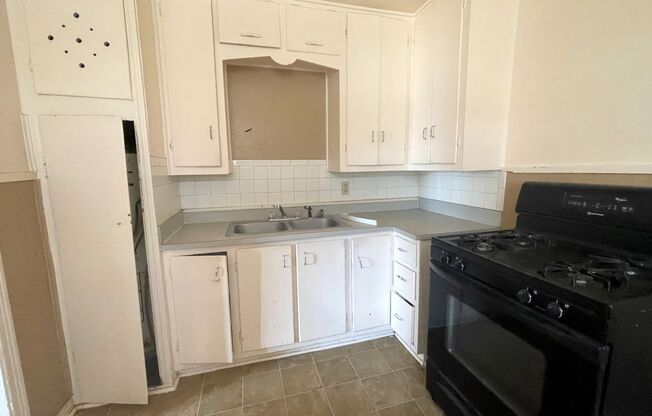 1 bed, 1 bath, 745 sqft, $595, Unit A