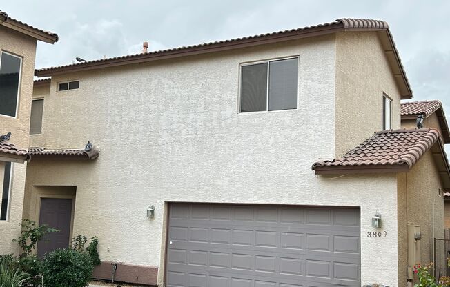 3 Bedroom 2 1/2 Bathroom Freshly painted & carpet, Close to Grand Canyon University