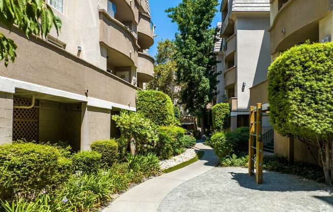 a walkway in front of an apartment building