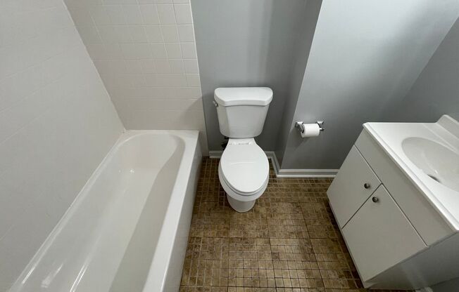 2 beds, 1 bath, 800 sqft, $1,759, Unit 5717 Hobart St. #07