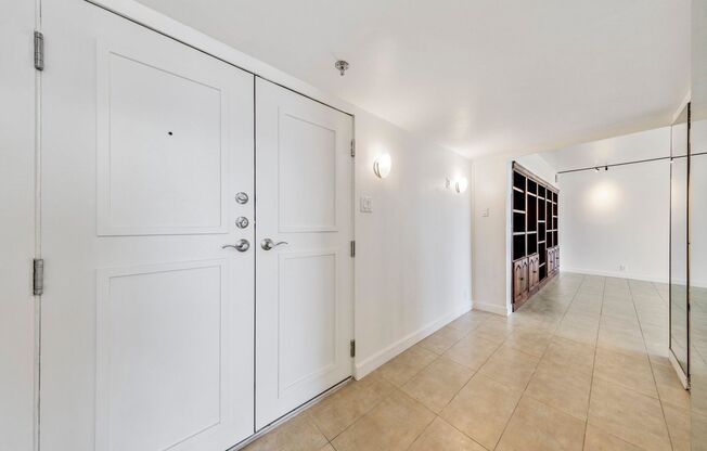 LAS VEGAS CNTRY CLUB  GUARD GATED- STUNNING HIGH-RISE CONDO ON THE 14TH FLOOR OF THE REGENCY TOWERS!