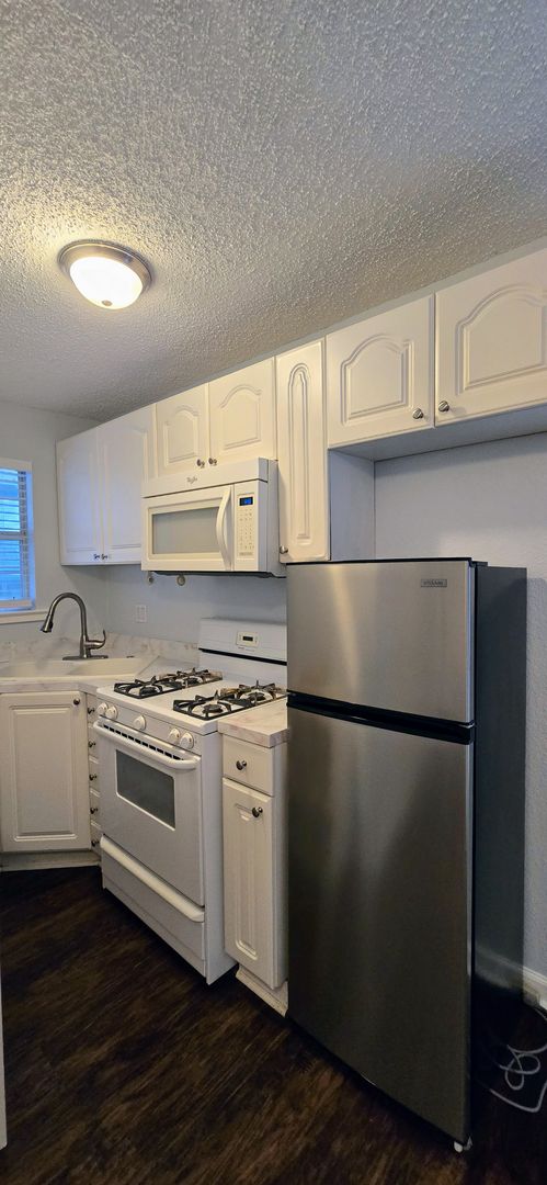 1 bed, 1 bath, $1,200