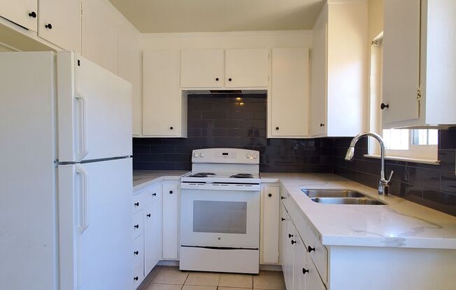 2 beds, 1 bath, $2,450, Unit 4