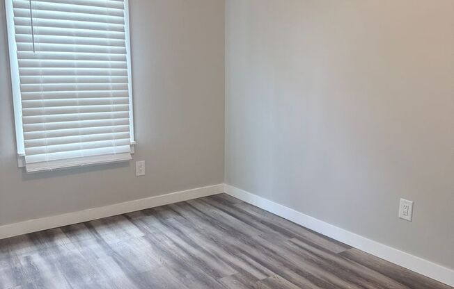 2 bedroom, 1 bath, large back yard