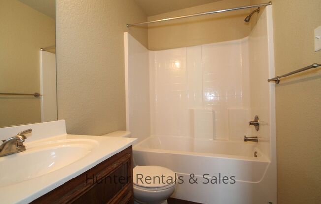 3 beds, 3 baths, $1,300, Unit Unit A