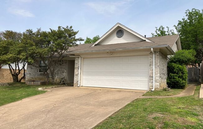AVAILABLE NOW! NICE 3 BEDROOM HOME LOCATED IN WATAUGA, TEXAS!