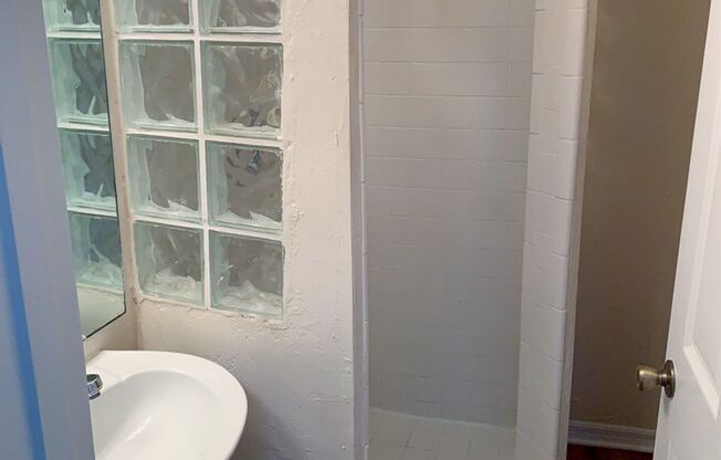 2 beds, 2 baths, 664 sqft, $1,195, Unit 5