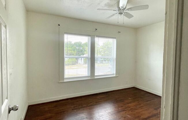 Cute 2 bed/1 bath House Steps Away from Park