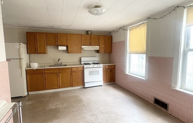 3 beds, 1 bath, $2,400, Unit 1