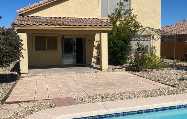 3 bed / 3 bath w/Pool on Large Lot in Glendale