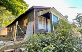 Westside Rustic Bungalow close to Drake Park/Downtown!