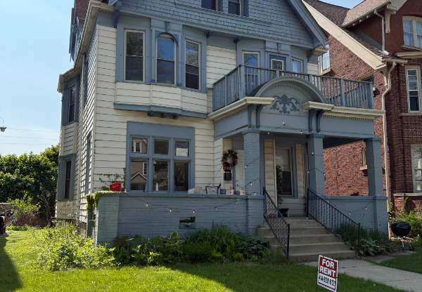 2833 N DOWNER AVE