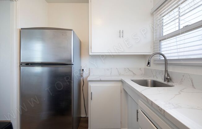 Bright 2 BR in Great Pacific Beach Location with Washer/Dryer!