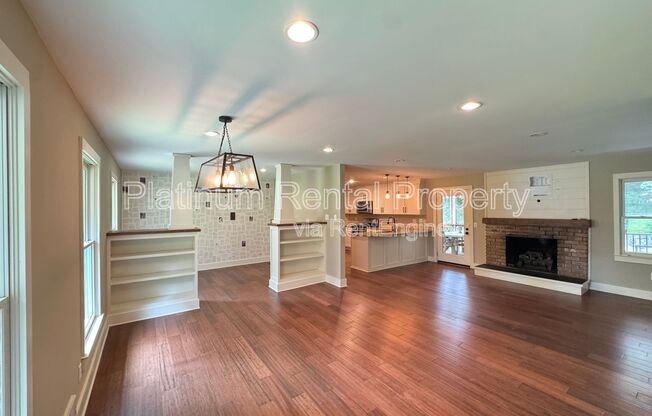 381 LYNNE CIR