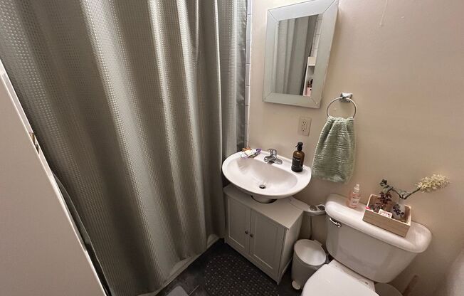 2 beds, 1 bath, $1,025, Unit 103