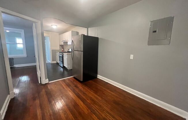 Newly Renovated 1 BR + Den/1 BA Apartment in Fairlawn!