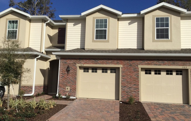 Gated townhouse in Central Park in Oviedo