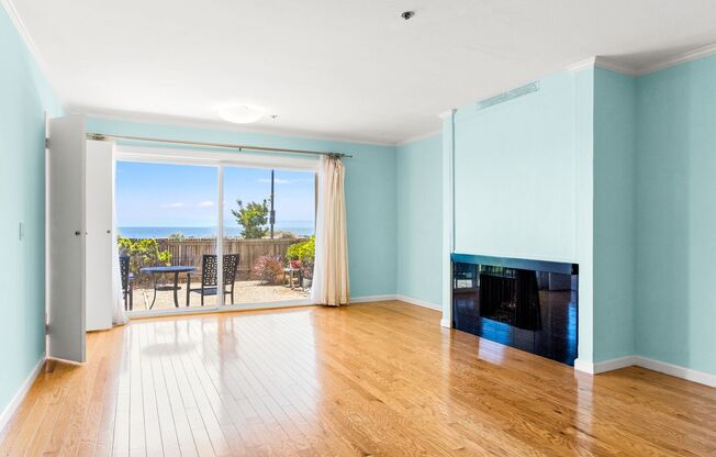 Alameda Waterfront Living: 2 Bed Condo with Beach Access & Stunning Views!