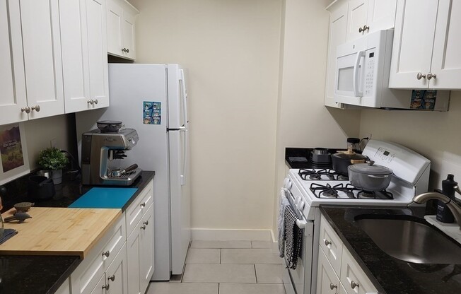1 bed, 1 bath, 870 sqft, $3,200, Unit 915
