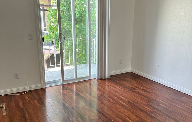 Nice 2 Bed 2 Bath Condo for lease with Parking!!
