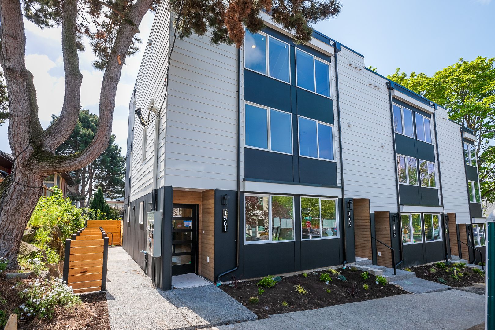 New Modern Ballard Townhouse | 3BR/2BA | Private Patio & Backyard