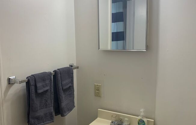 1 bed, 1 bath, $750, Unit 7