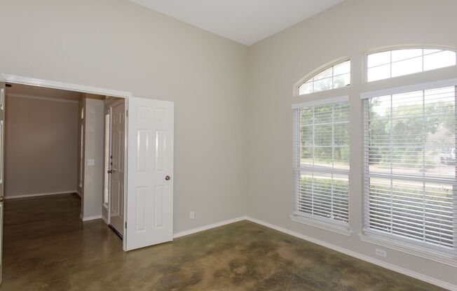 Lovely Travis Country Home on Culdesac
