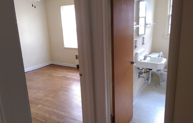 1 bed, 1 bath, $850, Unit 15