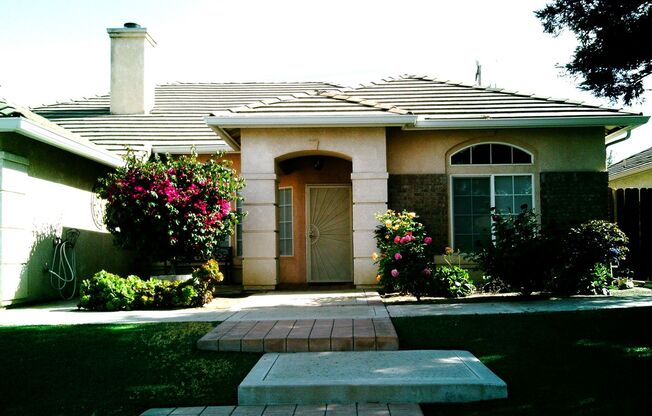 SW SPLIT WING BEAUTY !!! SPECIAL! $3047.50 moves you in! Application Pending