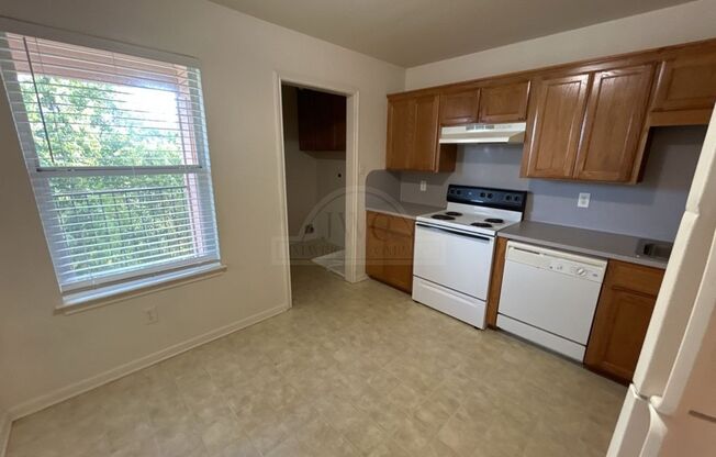 2 beds, 1 bath, $699, Unit 601 Main St N. Unit I