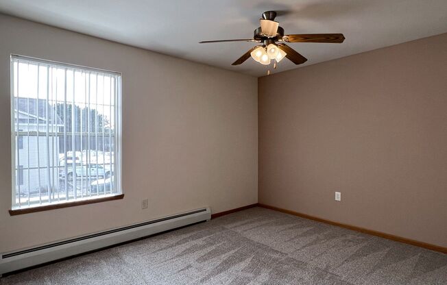 2 beds, 1 bath, 918 sqft, $995, Unit ME 2401-07