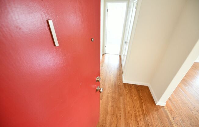 1p439 - 301 Lester Ave.