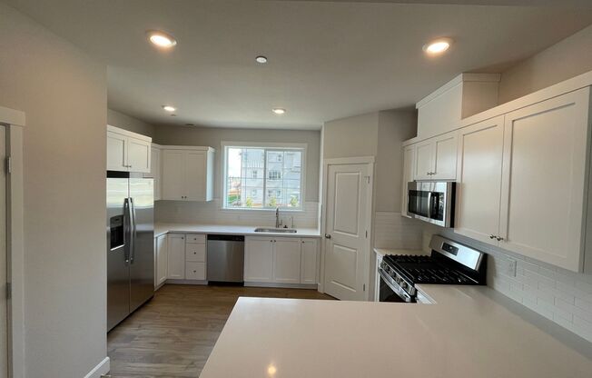 Beaverton Brand New ~ 3 Bed 3.5 Bath TownHouse w/ Large Office/Den or additional Suite ~ River Terrace Subdivision! BISD Schools, Mountainside HS, Nike, Intel and More!