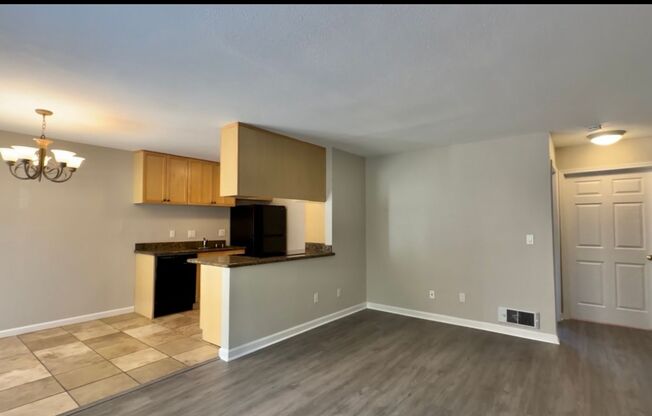 Beautifully Upgraded One Bedroom Condo with Central A/C!!