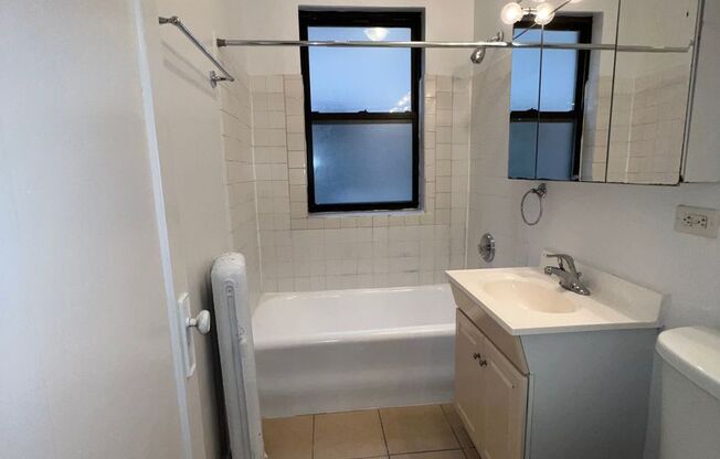 2 beds, 1 bath, 805 sqft, $2,195, Unit 2121-25-3C