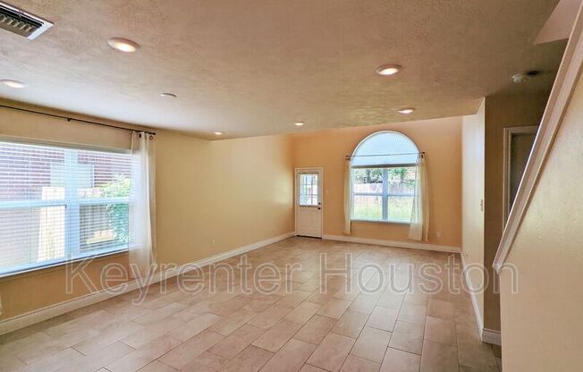 8815 LYNDONNILLE FLS LN