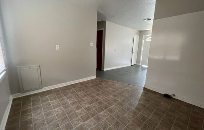 3 beds, 1 bath, $800