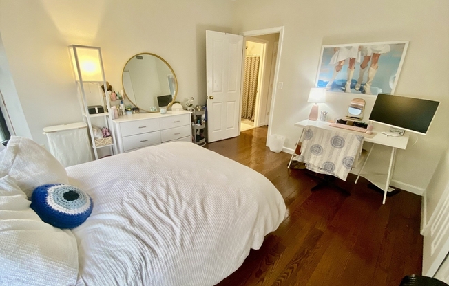 2 beds, 1 bath, 796 sqft, $4,300, Unit 303