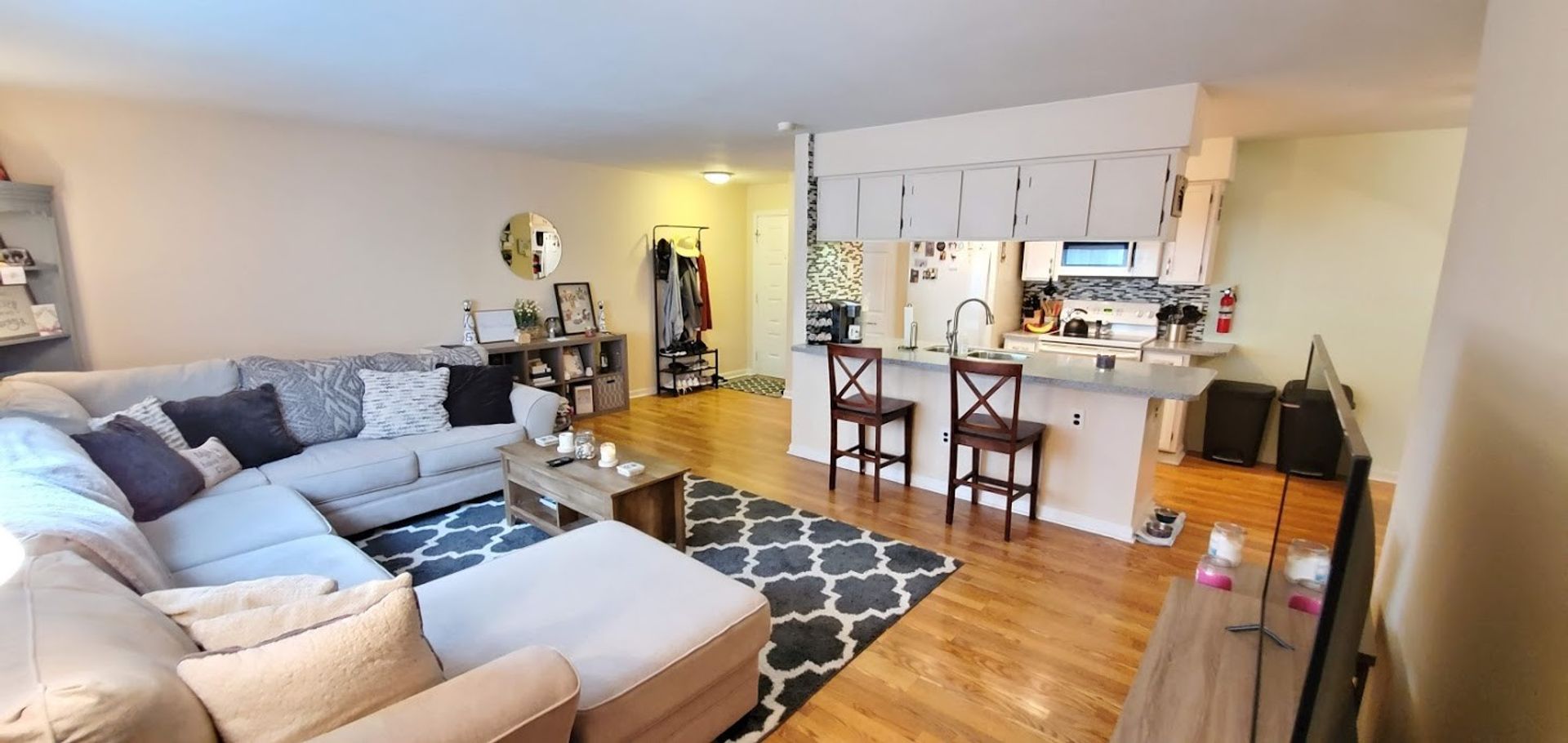 Centrally located, elegantly updated 2-bedroom & 1-bath 1st fl condo
