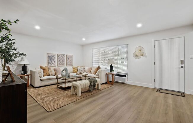 2 beds, 1 bath, 800 sqft, $2,475, Unit Unit 206