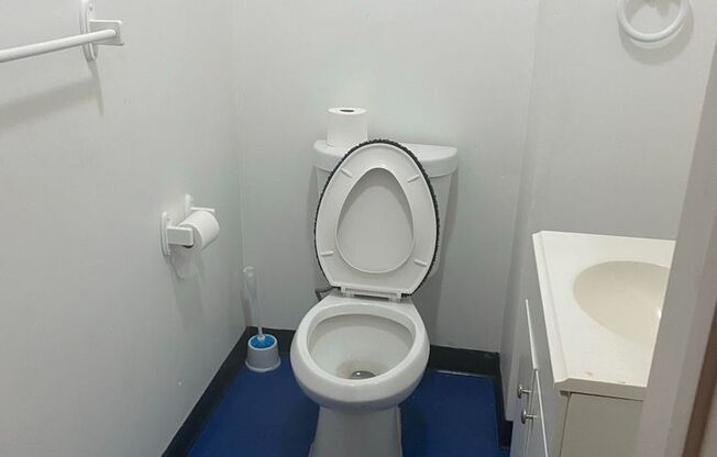 Spacious Rooms! W/D! Available Now!