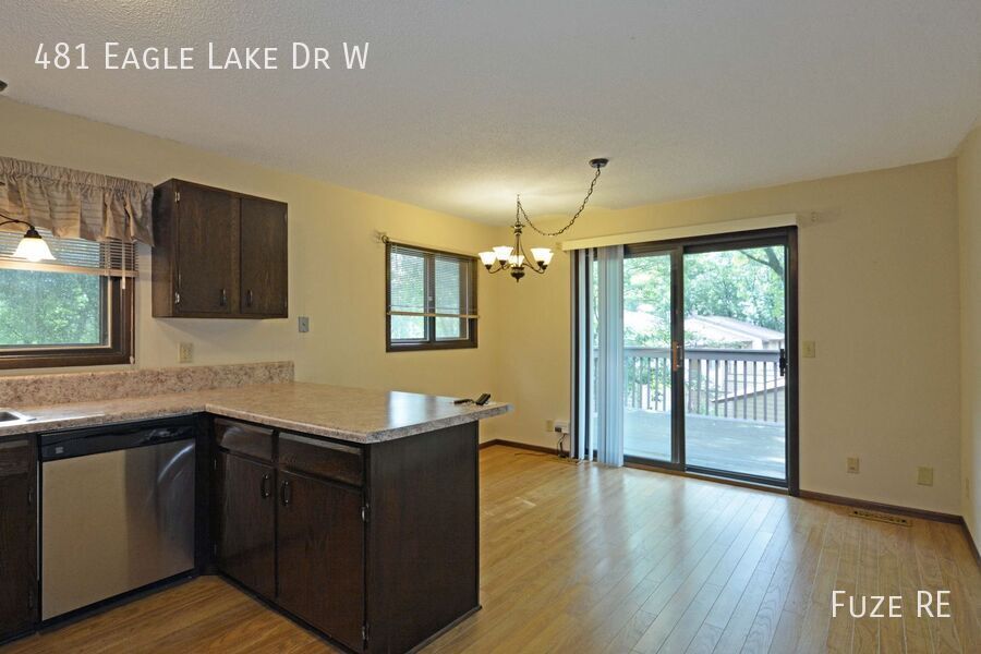 481 EAGLE LK DR W