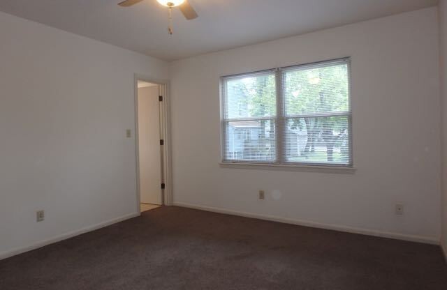 2 beds, 1.5 baths, $995, Unit 4