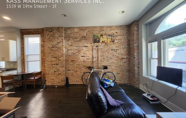 1539 W 19 ST