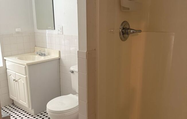 1 bed, 1 bath, 572 sqft, $1,350, Unit Old King Edward 1