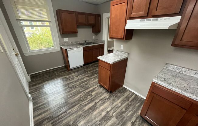 2 beds, 1 bath, $1,295